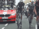 Xe tiếp tế đội đua của ông chủ Man Utd tông khán giả ở Tour de France