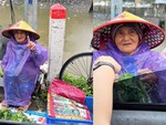 Ấm lòng cặp đôi giúp đỡ cụ bà bán rau ngày mưa bão