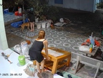 Cô gái đứng hình vì làm vỡ kính khi kéo bàn qua bậc thềm