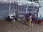 Cô gái phản xạ xuất thần khi thanh niên tông xe máy móp cửa sắt