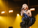 Fan vỡ oà với loạt khoảnh khắc 'sít rịt' trong mini concert của Han Sara