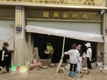 Biết tin tiệm vàng bị lũ quét, có người mang máy quét kim loại đi tìm