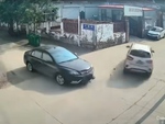 Va chạm ở ngã tư, ô tô drift 90 độ lách qua cổng nhà dân