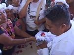 Thị trưởng Mexico 'kết hôn' với cá sấu