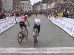 Hai tay đua Pháp té ngã hi hữu trên đỉnh đèo ở Tour de France