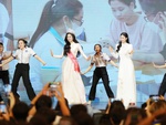 Hoa hậu Việt Nam về trường, quẩy tưng bừng cùng bạn học