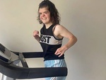 Kỳ tích chạy marathon trên máy sau 40 cuộc phẫu thuật của nữ runner mắc hội chứng hiếm gặp