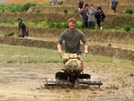 Du khách Tây cười khoái chí khi trải nghiệm lái máy cày