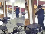 Chàng trai nở nụ cười chống quê khi đập mặt vào kính cường lực