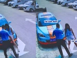 Cô gái và chàng trai cản đường nhau vì đầu 'chung tần số'