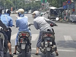 Ảnh vui 12-8: Đi đường nhưng không quên 'hóng drama'