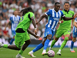 Hậu vệ Fulham bị cà khịa vì quần thi đấu… tụt hoài