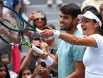 Raducanu - Alcaraz bị loại sớm và khoảnh khắc gượng gạo trên lưới tại US Open