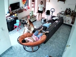Mẹ đứng sững người khi chợt thấy con gái lấy chăn đắp cho bố ngủ