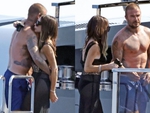 David Beckham phong độ ở tuổi 50 cùng vợ trên du thuyền 16 triệu bảng