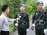Hai chiến sĩ A80 'bắn' tiếng Anh... ì đùng hút triệu lượt xem