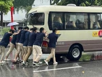 Ảnh vui 26-8: Xe đưa đi học hay đưa xe đi học?