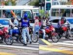 Bị gõ đầu vì dừng xe máy trên vạch kẻ đường dành cho người đi bộ