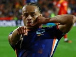 Vừa ký hợp đồng với Tottenham, Xavi Simons liền 'cà khịa' Chelsea