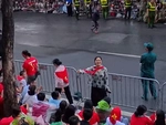 Người dân hát 'Như có Bác Hồ trong ngày vui đại thắng' khi chờ tổng duyệt diễu binh