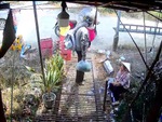 Pha ngã để đời của cô gái ôm bia khiến bạn bè cười như trúng số