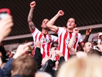 Fan Southampton ‘khổ’ nhất nước Anh, còn fan Man Utd đội mưa nhiều nhất