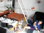 Chàng trai ngã dập mông khi bước trượt ghế