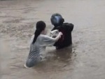 Shipper ở Hàn Quốc lội nước ngập giao đồ ăn vì sợ bị phạt