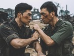 'Mưa đỏ' cháy vé toàn quốc, thu 380 tỉ sau 12 ngày, vừa lập 2 kỷ lục mới