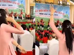 Cô giáo nhắc bài múa cho học sinh siêu đáng yêu