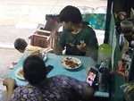 Bé trai 'giúp' bà dọn hàng sớm