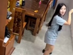 Anh chị cười sảng khi quay lén em gái múa điệu con vịt