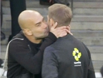 Man City vuột chiến thắng trước Arsenal sau khi HLV Guardiola hôn trọng tài