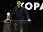 Lamine Yamal đãi Barca ăn hamburger lúc nửa đêm sau Gala Quả bóng vàng