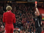 Ekitike bị HLV Arne Slot của Liverpool mắng vì thẻ đỏ ‘vô duyên’