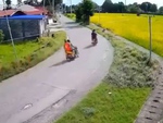 4 quái xế đầu trần ôm cua nối đuôi nhau lao xuống ruộng