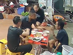 Cười sảng với thanh niên tranh thủ lấy oai với bạn bè