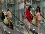 Người phụ nữ bỏ cuộc khi đi ngược chiều thang cuốn ở Nội Bài