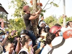 Từ ‘content’ đến ‘con tận’: Bi hài chuyện YouTuber săn view ở đám tang nghệ sĩ