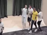 Cristiano Ronaldo gây tranh cãi vì đẩy fan xin selfie