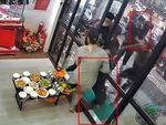 Chủ nhà tá hỏa với nhóm thanh niên giật đồ cúng cô hồn kiểu vô văn hóa