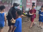 Bé trai ngơ ngác vì bị giật mất con gà trên tay