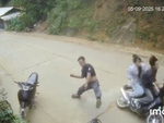 Đi bộ giữa đường bị đôi nam nữ 'đốn ngã dập mông'