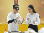 Bạch Công Khanh và Phương Anh nỗ lực trộn bánh tráng để hoàn thành thử thách
