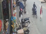 Trộm xe máy trước mặt mà cô gái vẫn không hay biết
