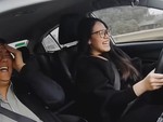 Thầy giáo xanh mặt, toát mồ hôi với học viên nhầm phanh chân với cần gạt nước