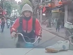 Nam sinh đạp xe 'thở đằng tai' rượt theo ô tô để chiếc giày
