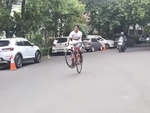 Chàng trai 'vồ ếch' khi trổ tài bốc đầu xe đạp