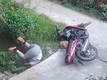 Ông chú té lộn cổ xuống ao vì say rượu mà vẫn cố chấp chạy xe