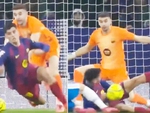 Thủ môn Barca đẩy ngã đồng đội để chặn cú sút của đối thủ
